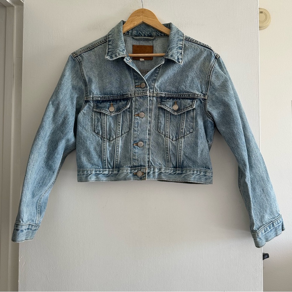 Aritzia Denim Forum Cropped Classic Lightwash Jean Jacket size Medium EUC